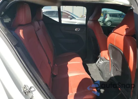 2019 Volvo Xc40 T5 Momentum z USA, uszkodzony, nr VIN YV4162UK5K2116986